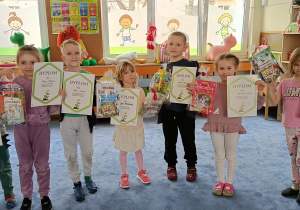 Dzieci prezentujące swoje dyplomy i nagrody