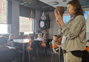 Zdjęcie przedstawia dzieci podczas zajęć w muzeum