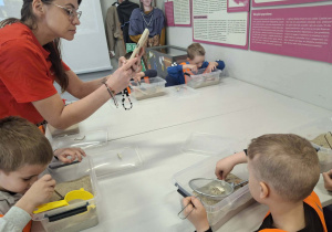 Zdjęcie przedstawia dzieci podczas zajęć w muzeum