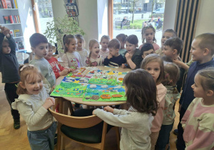 Zdjęcie przedstawia dzieci podczas zajęć edukacyjnych i pracy plastycznej