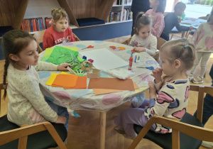 Zdjęcie przedstawia dzieci podczas zajęć edukacyjnych i pracy plastycznej