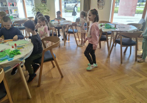 Zdjęcie przedstawia dzieci podczas zajęć edukacyjnych i pracy plastycznej