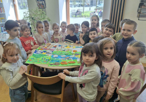 Zdjęcie przedstawia dzieci podczas zajęć edukacyjnych i pracy plastycznej