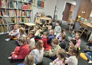 Zdjęcie przedstawia dzieci podczas zajęć edukacyjnych i pracy plastycznej