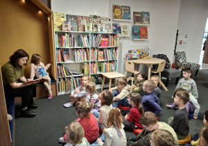 Zdjęcie przedstawia dzieci podczas zajęć edukacyjnych i pracy plastycznej