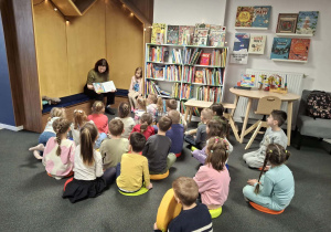 Zdjęcie przedstawia dzieci podczas zajęć edukacyjnych i pracy plastycznej