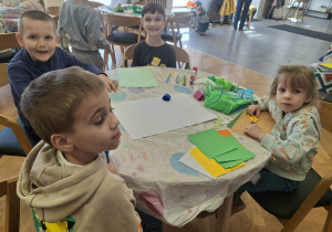 Zdjęcie przedstawia dzieci podczas zajęć edukacyjnych i pracy plastycznej