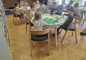 Zdjęcie przedstawia dzieci podczas zajęć edukacyjnych i pracy plastycznej