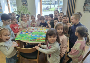 Zdjęcie przedstawia dzieci podczas zajęć edukacyjnych i pracy plastycznej