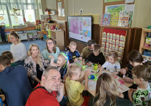 Na zdjęciu widać dzieci podczas zajęć edukacyjnych