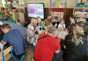 Na zdjęciu widać dzieci podczas zajęć edukacyjnych