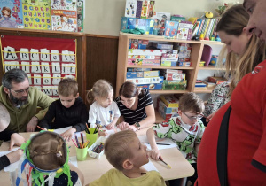 Na zdjęciu widać dzieci podczas zajęć edukacyjnych