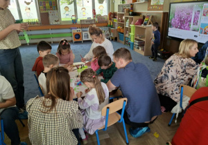 Na zdjęciu widać dzieci podczas zajęć edukacyjnych