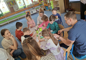 Na zdjęciu widać dzieci podczas zajęć edukacyjnych