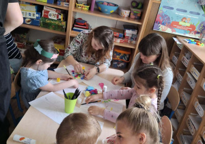 Na zdjęciu widać dzieci podczas zajęć edukacyjnych