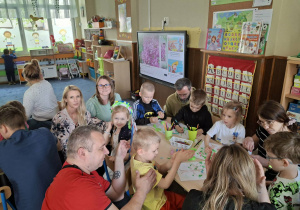 Na zdjęciu widać dzieci podczas zajęć edukacyjnych