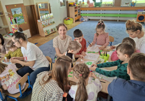 Na zdjęciu widać dzieci podczas zajęć edukacyjnych