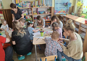 Na zdjęciu widać dzieci podczas zajęć edukacyjnych