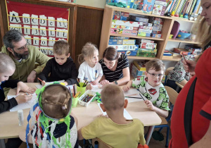 Na zdjęciu widać dzieci podczas zajęć edukacyjnych