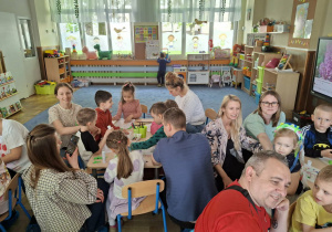 Na zdjęciu widać dzieci podczas zajęć edukacyjnych