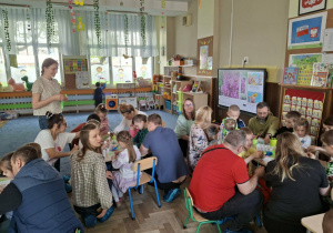 Na zdjęciu widać dzieci podczas zajęć edukacyjnych