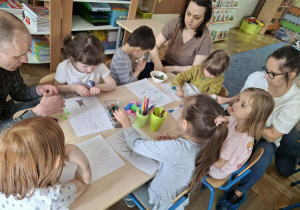 Na zdjęciu widać dzieci podczas zajęć edukacyjnych