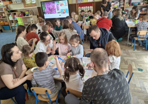 Na zdjęciu widać dzieci podczas zajęć edukacyjnych