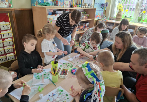 Na zdjęciu widać dzieci podczas zajęć edukacyjnych