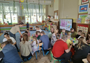 Na zdjęciu widać dzieci podczas zajęć edukacyjnych