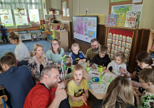 Na zdjęciu widać dzieci podczas zajęć edukacyjnych