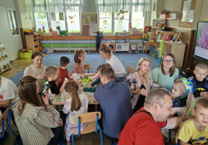 Na zdjęciu widać dzieci podczas zajęć edukacyjnych