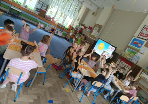 Zdjęcie przedstawia dzieci podczas zabaw farbami
