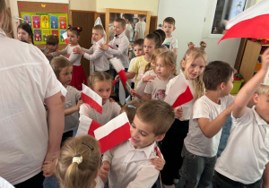 Zdjęcie przedstawia dzieci podczas obchodów Dnia Flagi