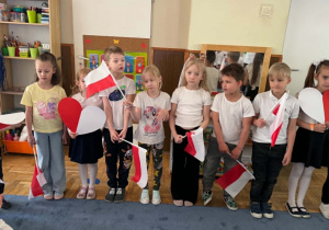 Zdjęcie przedstawia dzieci podczas obchodów Dnia Flagi