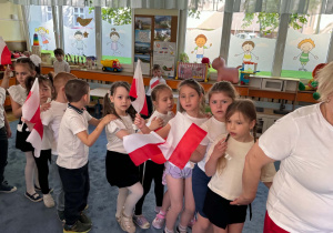 Zdjęcie przedstawia dzieci podczas obchodów Dnia Flagi
