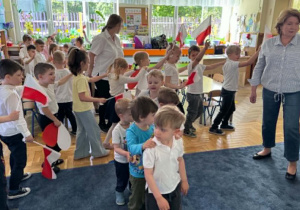 Zdjęcie przedstawia dzieci podczas obchodów Dnia Flagi