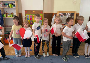 Zdjęcie przedstawia dzieci podczas obchodów Dnia Flagi