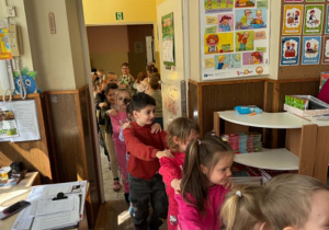 Zdjęcie przedstawia dzieci podczas koncertu muzycznego