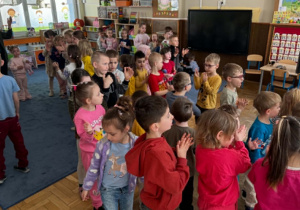 Zdjęcie przedstawia dzieci podczas koncertu muzycznego
