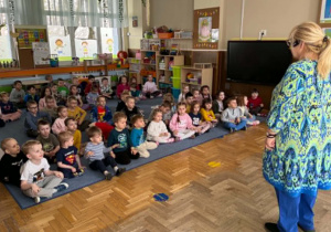 Zdjęcie przedstawia dzieci podczas koncertu muzycznego
