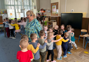 Zdjęcie przedstawia dzieci podczas koncertu muzycznego