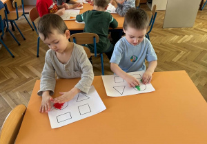 Zdjęcie przedstawia dzieci podczas pracy plastycznej