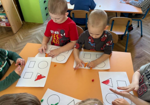 Zdjęcie przedstawia dzieci podczas pracy plastycznej