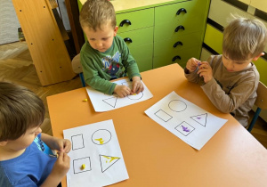 Zdjęcie przedstawia dzieci podczas pracy plastycznej