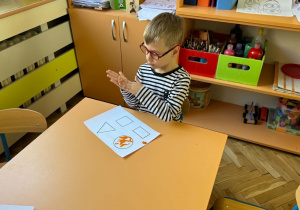 Zdjęcie przedstawia dzieci podczas pracy plastycznej