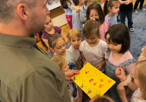 Zdjęcie przedstawia dzieci podczas spotkania z leśnikiem