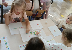 Dzieci podczas poszukiwania ukrytego skarbu