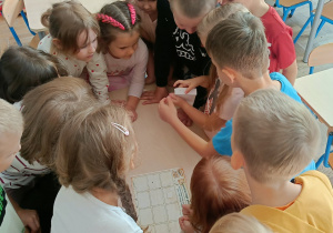 Dzieci podczas poszukiwania ukrytego skarbu
