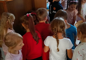 Dzieci podczas poszukiwania ukrytego skarbu