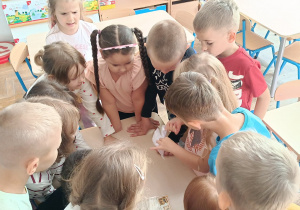 Dzieci podczas poszukiwania ukrytego skarbu